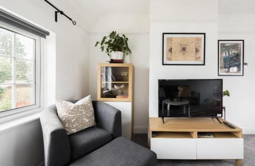 Garston Apartment | Convenient Film Studio Apartment Near Harry Potter Attractions