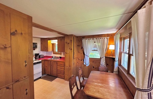 Bridgewater Cottage | Inviting Finn Cottage: Pet Friendly with Ocean Views