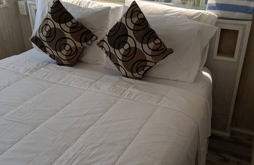 Tavernier Resort | Relax at The Finn in the Keys with Pool & Breakfast Options