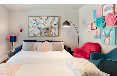 Highland Park West Apartment | Stay at The Flamingo 103: Pool, Breakfast & Family-Friendly