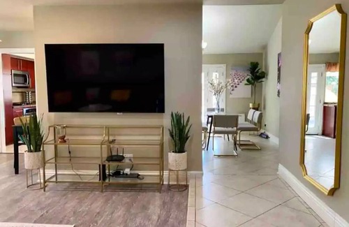 Arlington South House | Guest Rated 10/10: The Flamingo, Family Retreat Near UCR