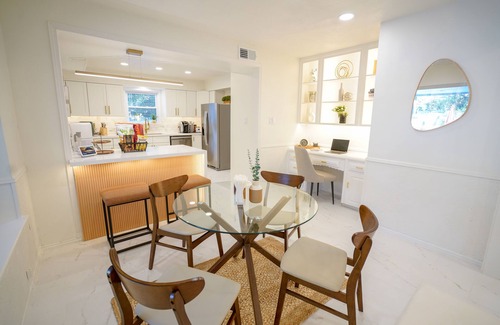 Conroe House | The Flamingo House: Family Retreat with Ocean Views