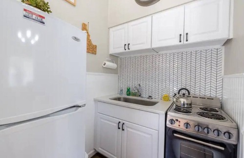 Garden District Apartment | Ideal Flat on 5th: Steps from Downtown & Family-Friendly!