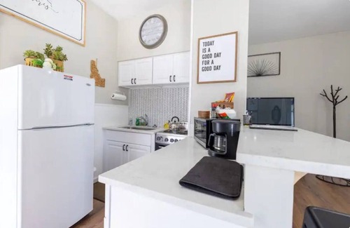 Garden District Apartment | Ideal Flat on 5th: Steps from Downtown & Family-Friendly!