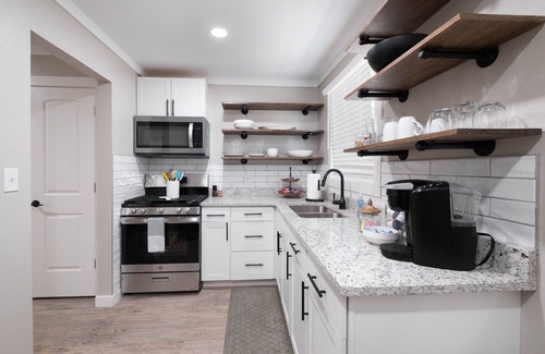 Canyon Apartment | Ideal Stay at The Flats Modern Apt, Steps from WTAMU