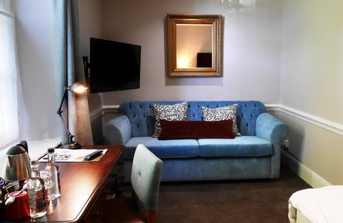 Witney Hotel | Discover The Fleece: Family-Friendly Stay with Breakfast