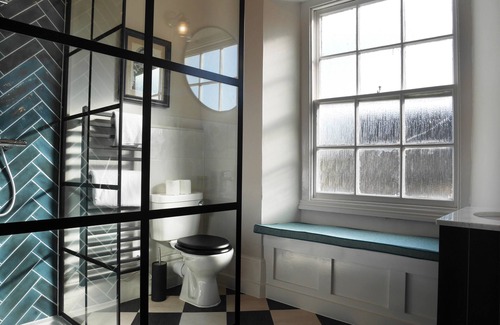 Witney Hotel | Discover The Fleece: Family-Friendly Stay with Breakfast