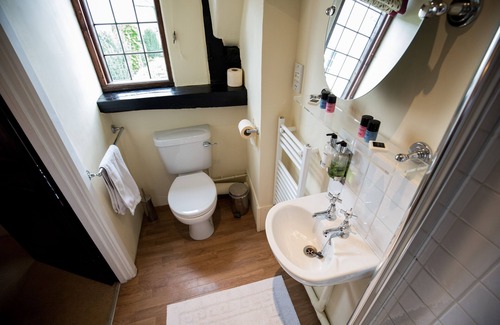Bretforton Hotel | Discover The Fleece Inn: Pet-Friendly Stay with Breakfast