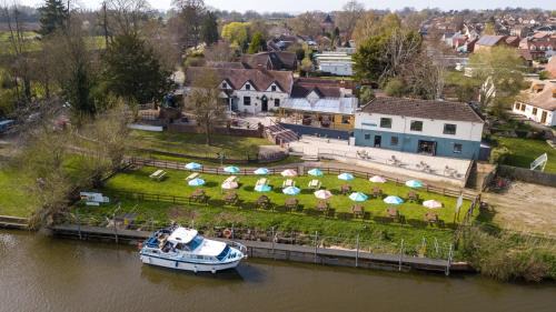 Twyning Hotel | Pet-Friendly Retreat at The Fleet Inn: Rated 8.9/10