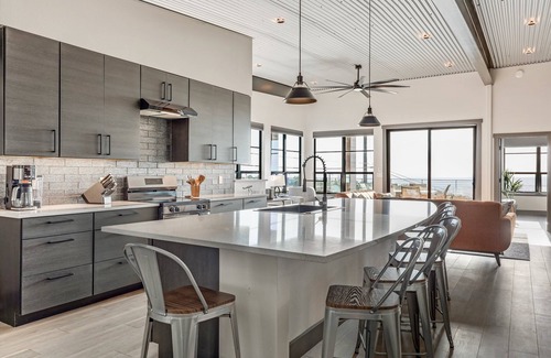 Lago Vista House | The Flight Deck Fly-in Austin Airpark Hangar Home 3 Bedroom Home
