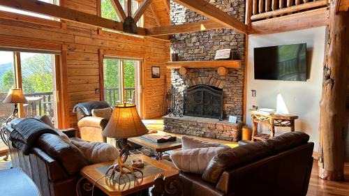 Seven Devils House | Experience The Flippin View: Pet-Friendly with Hot Tub