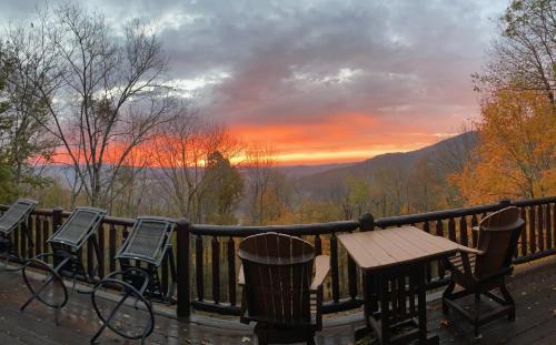 Seven Devils House | Experience The Flippin View: Pet-Friendly with Hot Tub