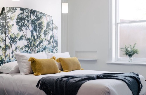 Launceston CBD House | Discover The Florance: Guest Rated 9.6 with Breakfast & Kitchen