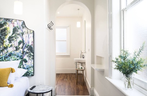 Launceston CBD House | Discover The Florance: Guest Rated 9.6 with Breakfast & Kitchen