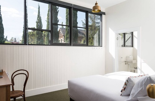 Launceston CBD House | Discover The Florance: Guest Rated 9.6 with Breakfast & Kitchen
