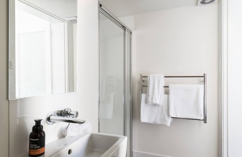 Launceston CBD House | Discover The Florance: Guest Rated 9.6 with Breakfast & Kitchen
