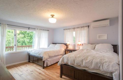 Mount Tabor Apartment | Explore The Flying Whale-Mount Tabor: 4-Star Family Escape
