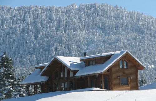 Karpenisi Ski Chalet | Experience The Flysch: Pet-Friendly Retreat with 10/10 Rating
