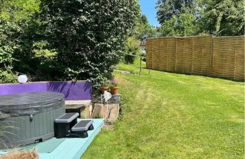 Petersfield House | Experience The Folly: Oceanfront with Hot Tub & Breakfast