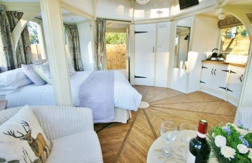 Stratton Strawless Apartment | Unique Glamping Experience at The Folly with Hot Tub