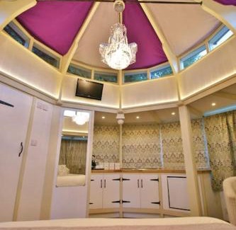 Stratton Strawless Apartment | Unique Glamping Experience at The Folly with Hot Tub