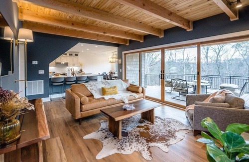 Front Royal House | Forest Glade House: Pet-Friendly Retreat with Spa & Kitchen