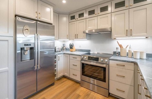 Front Royal House | Forest Glade House: Pet-Friendly Retreat with Spa & Kitchen
