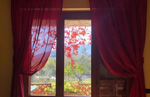 Isernia House | Quaint Ocean View Stay at The Forest House B&B Artemide