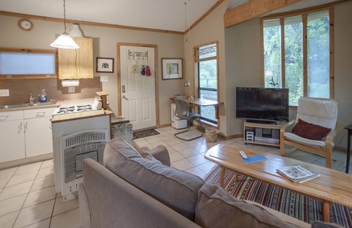 Travis Heights House | Forest Retreat: Your Tranquil Getaway Near SOCO & More