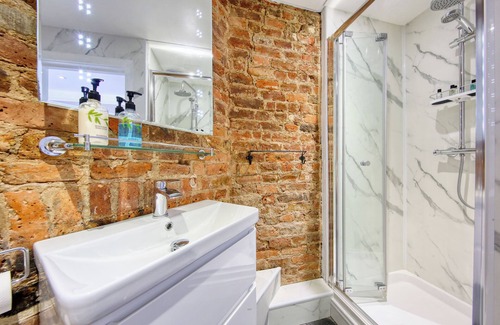 Hampton Wick Hotel | Explore The Foresters Arms: Family-Friendly Retreat