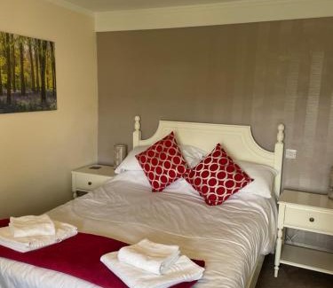 Leyburn Hotel | Idyllic Stay at The Foresters Arms with Oceanfront Views