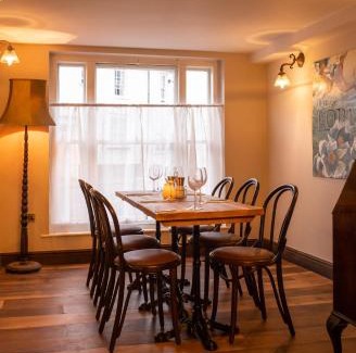Hampton Wick Hotel | Pet Friendly Getaway at The Foresters Arms - Rated 7.9/10