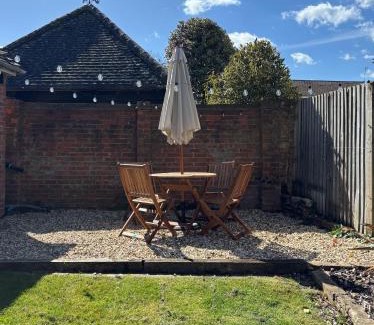 Crondall Apartment | Discover The Forge: Family and Pet-Friendly Retreat