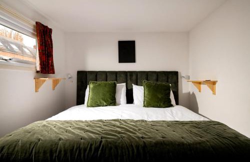 Crondall Apartment | Discover The Forge: Family and Pet-Friendly Retreat