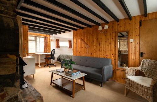 Crondall Apartment | Discover The Forge: Family and Pet-Friendly Retreat