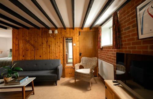 Crondall Apartment | Discover The Forge: Family and Pet-Friendly Retreat