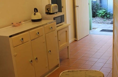 Kingscote Cottage | Historic Blacksmith's Cottage with Ocean View & Breakfast