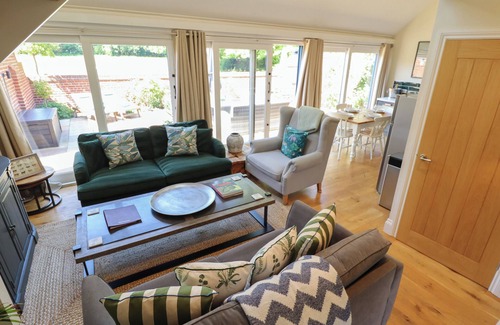 Aylesby Cottage | The Forge Hotel: Garden Oasis with Ocean Views in Laceby