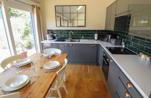 Aylesby Cottage | The Forge Hotel: Garden Oasis with Ocean Views in Laceby
