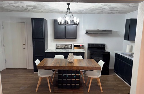 Center House | The Fountain Collective Charming 3-bedroom house with AC, WiFi in Center