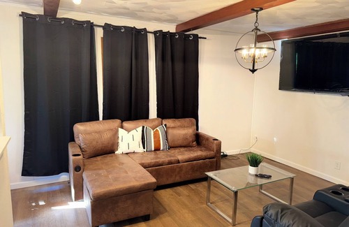 Center House | The Fountain Collective Charming 3-bedroom house with AC, WiFi in Center