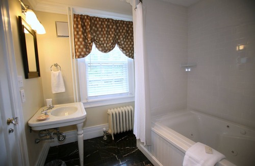 Old Bennington Bed & Breakfast | Discover The Four Chimneys Inn: 4-Star Eco-Friendly Retreat