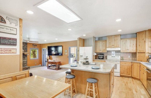 Doubleheader House | Unforgettable Family Getaway at The Four Pines Retreat