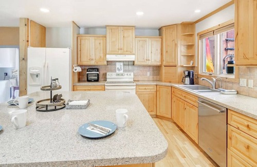 Doubleheader House | Unforgettable Family Getaway at The Four Pines Retreat