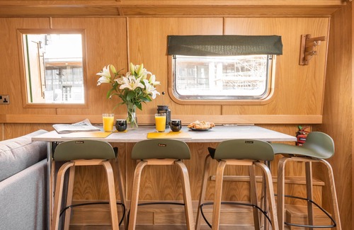 Tollcross Apartment | Enjoy Oceanfront Comfort at The Four Sisters Boatel
