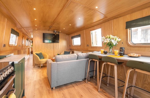 Tollcross Apartment | Enjoy Oceanfront Comfort at The Four Sisters Boatel