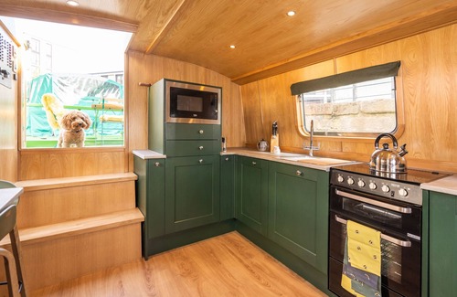 Tollcross Apartment | Enjoy Oceanfront Comfort at The Four Sisters Boatel