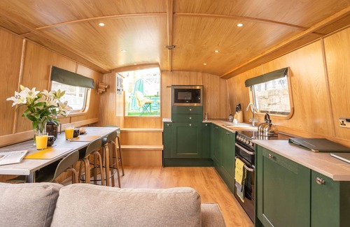 Tollcross Apartment | Enjoy Oceanfront Comfort at The Four Sisters Boatel