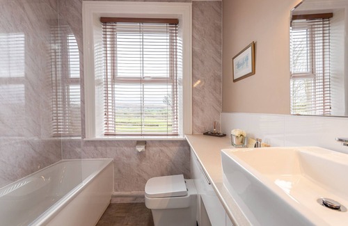 Ainthorpe Hotel | Exceptional Stay at The Fox and Hounds with Great Amenities