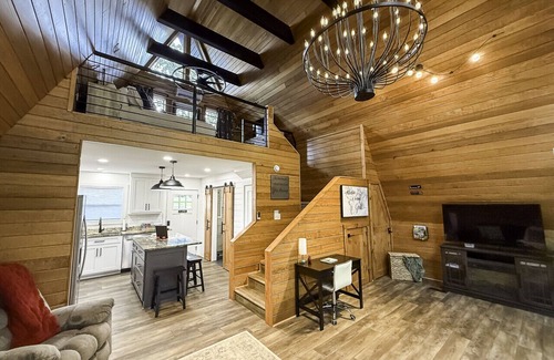 Jones Mills Cabin | The Fox Hill Cabin: Where Country Charm Meets Town Convenience!